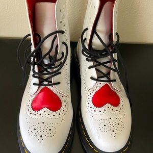 SOLD!! Dr. Martens Bentley Ii Hrt Boots White Heart Red US 6